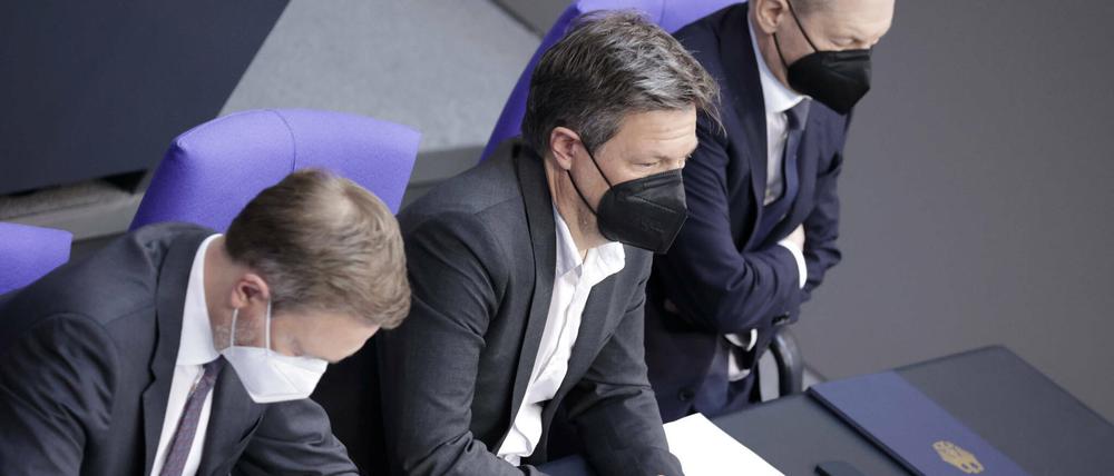 Vorbildlich neutrale Masken: Finanzminister Christian Lindner (FDP), Wirtschaftsminister Robert Habeck (Grüne) und Kanzler Olaf Scholz (SPD)