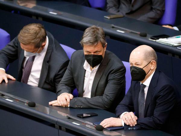 Was nun? Christian Lindner, Robert Habeck und Olaf Scholz im Deutschen Bundestag - einen Energieboykott Russlands lehnen sie bisher ab. 