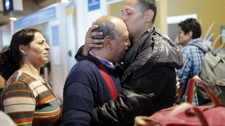 Der Syrer Ghassan Aleid (r.) umarmt auf dem Flughafen Charles de Gaulle bei Paris seinen Vater Issa, der mit weiteren Familienmitgliedern seinem Sohn nachgereist ist.