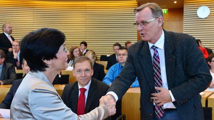 Thüringens damalige Ministerpräsidentin Christine Lieberknecht (CDU) begrüßt den damaligen Fraktionschef der Linken, Bodo Ramelow, im Thüringer Landtag. 