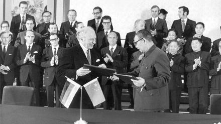Peking, Oktober 1972: Bundesaußenminister Walter Scheel (links) und sein chinesischer Amtskollege Tschi Peng Fei tauschen die Dokumente über die Aufnahme diplomatischer Beziehungen beider Staaten aus.