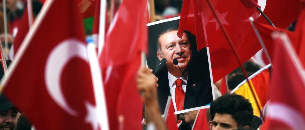 Im Sommer 2016 kamen Tausende nach Köln, um Erdogan zuzujubeln. Doch Kenner der türkischen Community halten seinen Einfluss auf die Türken in Deutschland für begrenzt.