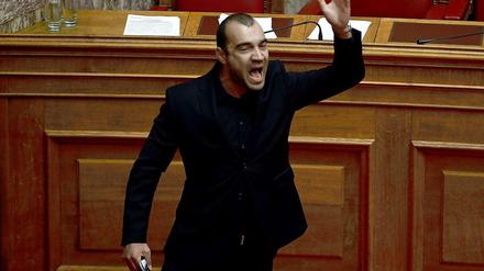 Der Abgeordnete Panagiotis Iliopoulos von der rechtsradikalen Partei Chryssi Avghi (Morgenröte) brüllt den Sozialisten entgegen, sie seien "nutzloses Vieh". Nach diesen Beleidigungen wurde es aus dem Parlament verwiesen. 
