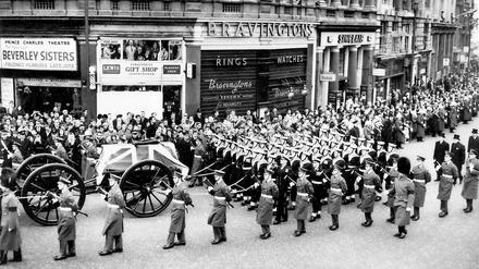 Am 30. Januar 1965 wird der mit dem Union Jack geschmückte Sarg Winston Churchills die Themse hinaufgebracht und dann durch London gefahren.