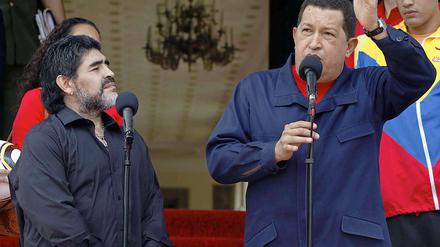 Maradona lauscht den Worten. Hugo Chavez versetzt die Streitkräfte in Alarmbereitschaft. 