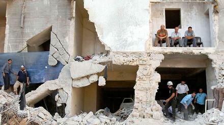 Suche nach Überlebenden in einem zerstörten Gebäude in Aleppo.