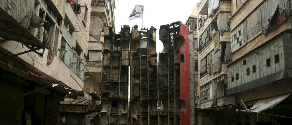 Diese Aufnahme aus Aleppo aus dem Jahr 2015 zeigt die Barrikade mit der Flagge der islamistischen Gruppe Ahrar ash-Sham.