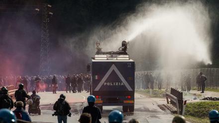 Hunderte Demonstranten versuchten, die Polizeilinien an der italienisch-österreichischen Grenze am Brenner zu durchbrechen.