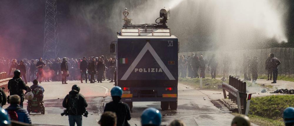 Hunderte Demonstranten versuchten, die Polizeilinien an der italienisch-österreichischen Grenze am Brenner zu durchbrechen.