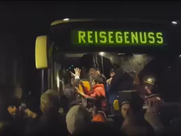 Blockierter Flüchtlingsbus in Clausnitz