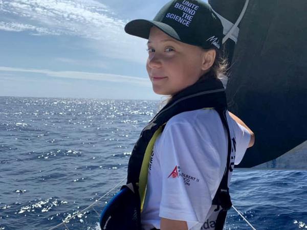 Verantwortungslos? Die 16-jährige Greta Thunberg am Bug der Malizia bei schönsten Bedingungen nördlich der Azoren. 