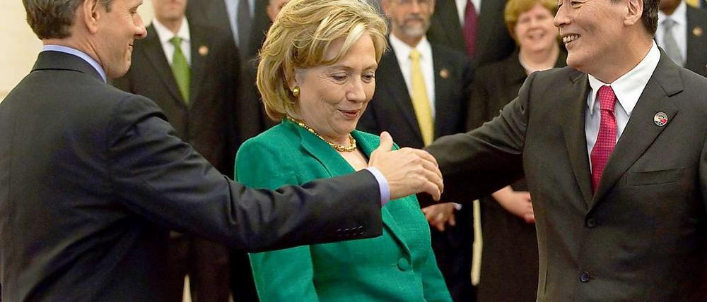 Hoppla. US-Außenministerin Clinton weicht einen Schritt zurück, als ihr Kabinettskollege Geithner und Chinas Vizepremier Wang Qishan sich die Hand reichen.