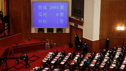 Viele Delegierte, eine Meinung: Der Volkskongress verabschiedet mit 2895 Ja-Stimmen die Wahlrechtsreform für Hongkong. Niemand stimmte dagegen, nur ein Delegierter oder eine Delegierte enthielt sich.