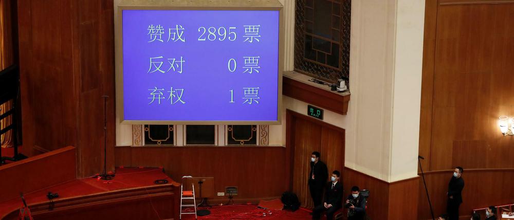 Viele Delegierte, eine Meinung: Der Volkskongress verabschiedet mit 2895 Ja-Stimmen die Wahlrechtsreform für Hongkong. Niemand stimmte dagegen, nur ein Delegierter oder eine Delegierte enthielt sich.