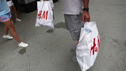 Schwere Lasten haben nicht nur die Kunden von H&amp;M zu tragen. 