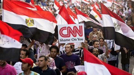 Mit Plakaten, auf denen steht "CNN schämt euch" ziehen Demonstranten durch Kairo. Sie kritisieren den Fernsehsender, weil dieser von beim Sturz des ehemaligen Präsidenten Mursi von einem Militärputsch spricht.