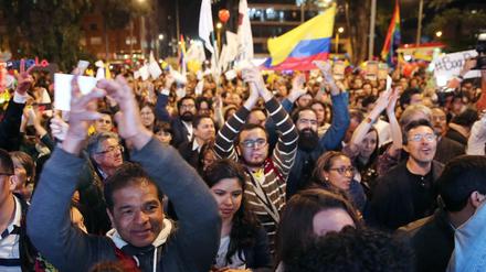 Menschen in Bogota freuen sich über den Vertrag zur Beilegung der Konflikte zwischen Regierung und Farc-Rebellen. 