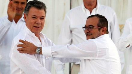 Kolumbiens Präsident Juan Manuel Santos (links) and und Rebellenführer Rodrigo Londoño Echeverri, besser bekannt als "Timoschenko".