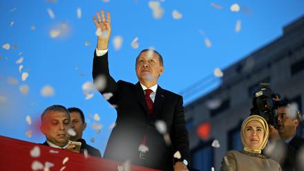 Für den türkischen Präsidenten Recep Tayyip Erdogan (MItte) war die Parlamentswahl ein Triumph. 