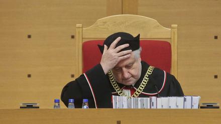 Der Vorsitzende des Verfassungsgerichts Polens, Andrzej Rzeplinski, verkündet das Urteil zur Justizreform. 