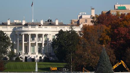 Arbeiter stellen den nationalen Weihnachtsbaum vor dem Weißen Haus auf. Wer ist dort der nächste Hausherr?
