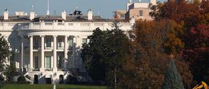 Arbeiter stellen den nationalen Weihnachtsbaum vor dem Weißen Haus auf. Wer ist dort der nächste Hausherr?
