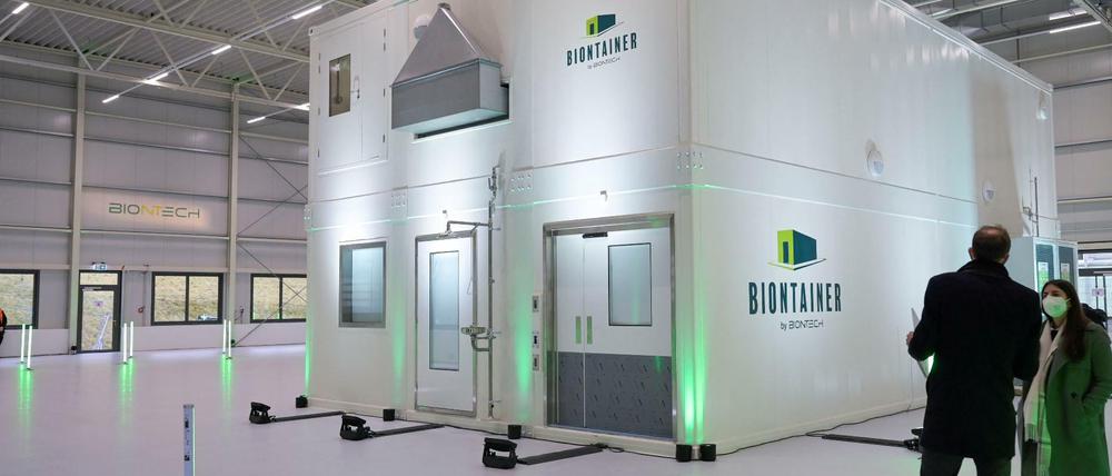 Der Impfstoffhersteller Biontech präsentiert den "BioNtainers", eine mobile Einheit zur Herstellung des Vakzins.