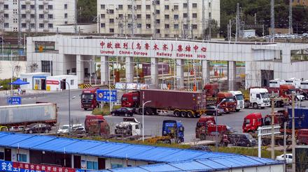 Neues Zentrum für den Export chinesischer Güter nach Europa. Eisennhanknotenpunkt in Urumqui, Xinjiang, der angeblich Autonomen Region der Uiguren.