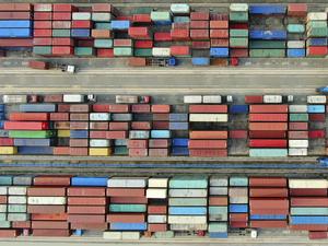 Containerhafen am Jangtse-Fluss in der ostchinesischen Provinz Jiangsu: Die chinesische Industrie hat mit einer schwachen Nachfrage zu kämpfen.