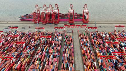 Entkopplung von China liegt nicht in deutschem Interesse. Containerhafen in Shanghai. 