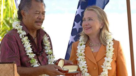 Herzlicher Empfang. Die amerikanische Außenministerin Hillary Clinton ist vom Premierminister des kleinen pazifischen Inselstaats Cook Island, Henry Puna, freundlich gebeten worden, zum Überleben seiner Nation beizutragen. Die USA sollten doch bitte mehr Ehrgeiz bei der Senkung ihres Kohlendioxid-Ausstoßes zeigen, verlangte Puna. Clinton hatte ihm aber nichts zu bieten. 