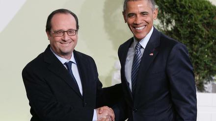 Frankreichs Präsident Francois Hollande (links) begrüßt US-Präsident Barack Obama auf der Klimakonferenz. 
