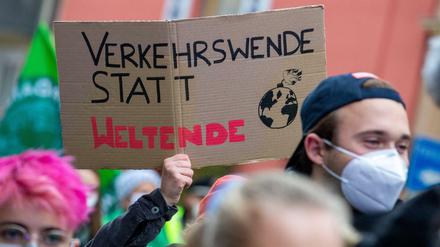 Klimaaktivistinnen versammelten sich am 12.11.2021 in München, um für mehr Klimaschutz zu demonstrieren.
