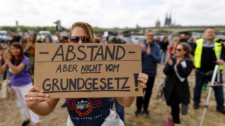Grundgesetz, hilf. Szene einer Anti-Corona-Maßnahmen-Demo in Köln.