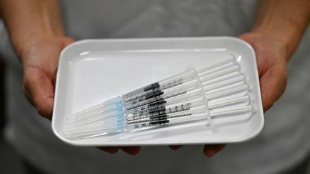 Vorbereitete Spritzen für die Corona-Impfung liegen auf einem Tablett.