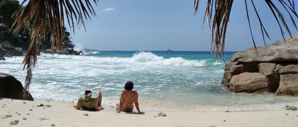 Der Strand Anse Patates auf der Seychellen-Insel La Digue