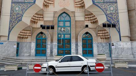 Für Gläubige geschlossen. Der Eingang zur Imam Sadegh Moschee in Teheran. 