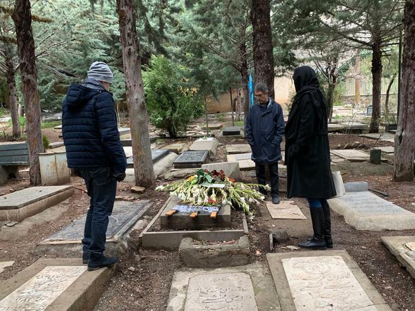 Im engsten Kreis. Vom Gedränge, das bei Begräbnissen auf dem Fascham Friedhof im gleichnamigen Vorort von Teheran herrscht, ist nichts mehr zu sehen.