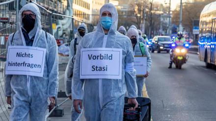 Absurde Vergleiche. Corona-Leugner unterwegs in Stuttgart. Rund 30 Personen haben am 24. März 2021 mit einem Protestmarsch ihren Unmut über den Lockdown zum Ausdruck gebracht. 