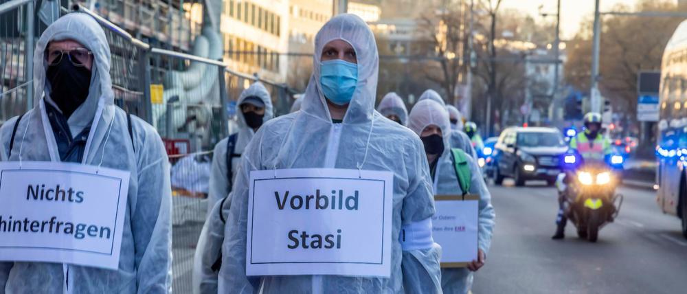 Absurde Vergleiche. Corona-Leugner unterwegs in Stuttgart. Rund 30 Personen haben am 24. März 2021 mit einem Protestmarsch ihren Unmut über den Lockdown zum Ausdruck gebracht. 
