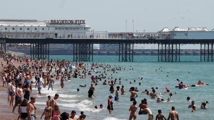 Menschen strömen bei schönem Wetter in Massen an den Strand von Brighton.