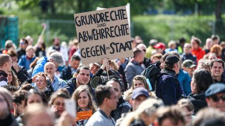 Teilnehmer einer Protestkundgebung der Initiative „Querdenken“ auf dem Cannstatter Wasen in Stuttgart