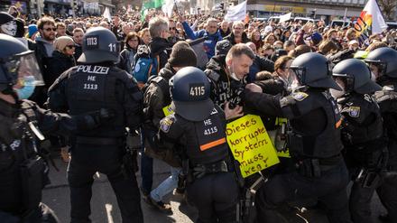 Angriff auf die Polizei. Coronaleugner waren am Sonnabend in Kassel nicht aufzuhalten. Zur Demonstration kamen weit mehr Querdenker, als erlaubt.