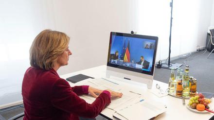 Malu Dreyer (SPD), Ministerpräsidentin von Rheinland-Pfalz, sitzt vor Beginn der "Corona-Schalte" vor ihrem Monitor in der Staatskanzlei in Mainz. 