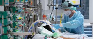 Bundesweit führt die Corona-Pandemie zu Überlastungen in Krankenhäusern. In Berlin mahnen Chefärzte zur Vorsicht.