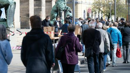 Schlange an der Übergabe von kostenlosen Masken in Dresden