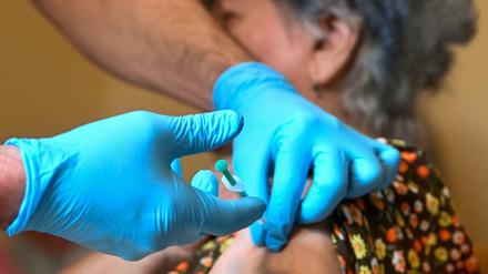 In den Arm. Bis Sonntagabend sollen 150.000 Menschen ihre erste Dosis des Corona-Impfstoffs erhalten.