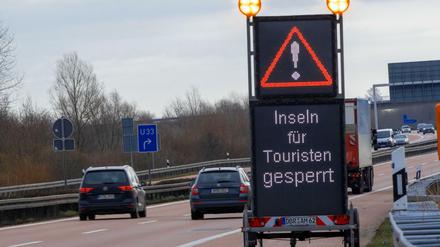 Kommte das Schild bald wieder zum Einsatz? Eine mobile Informationstafel stand im März an der Autobahn A20 auf dem Weg nach Usedom und Rügen.