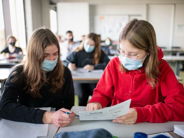 Zwei Schülerinnen mit Mund- und Nasenschutz in München.