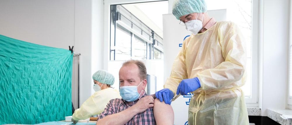 Ein Mann wird in Bielefeld gegen das Coronavirus geimpft.